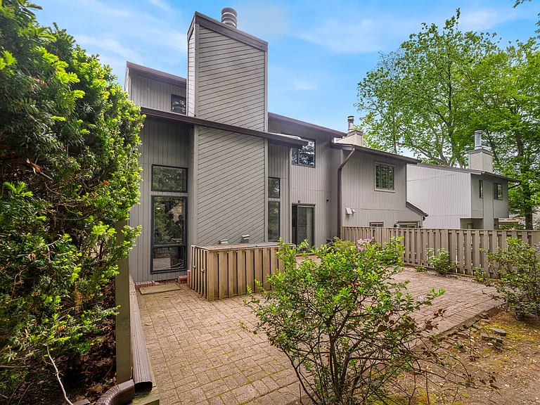 110 Estate Dr — Photo 15