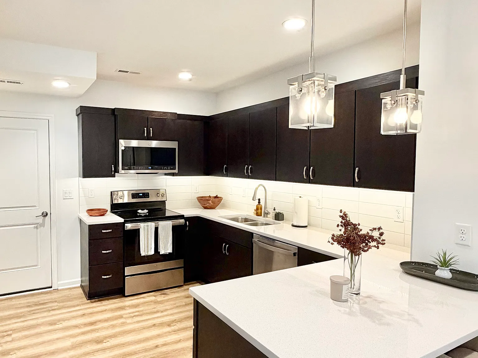 3 bed, 1611 sqft, $3,000 — Photo 3