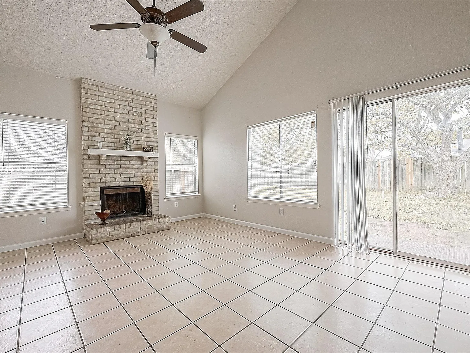 3 bed, 2.0 bath, 1244 sqft, $1,495 — Photo 4