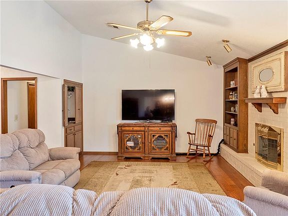 2nd image of 1020 Hunters Glen Cir