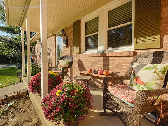 3rd image of 582 Braxton Pl W