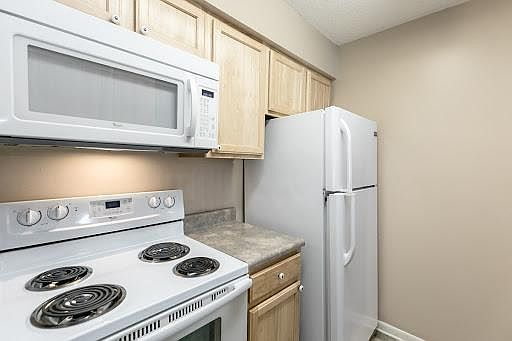 3rd image of 4801 Claire Ave #2