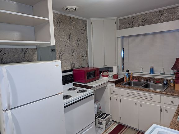 4th image of 196 East St APT 1