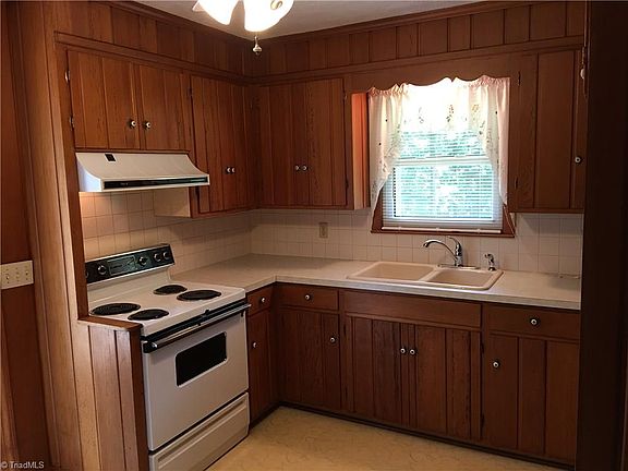 2nd image of 2566 Lake Forest Dr