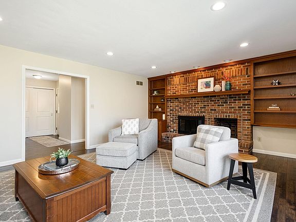 3rd image of 2271 S Old Ditch Rd