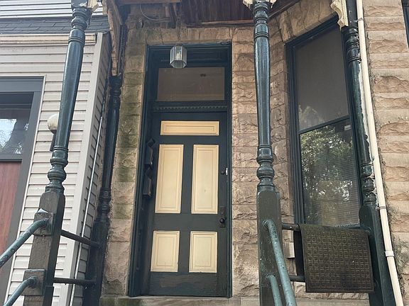 2nd image of 1033 W Oakdale Ave APT 1