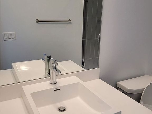 5th image of 251 Manitoba St #1014