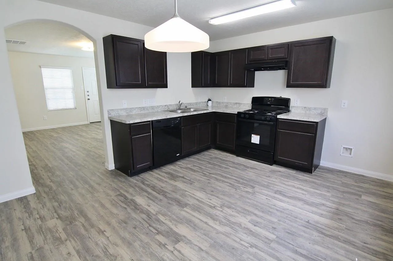 4 bed, 2.5 bath, 1687 sqft, $1,935 — Photo 3