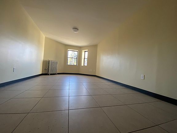 3rd image of 285 Riverdale Ave