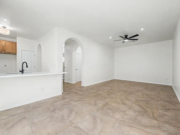 886 S Huish Dr — Photo 3