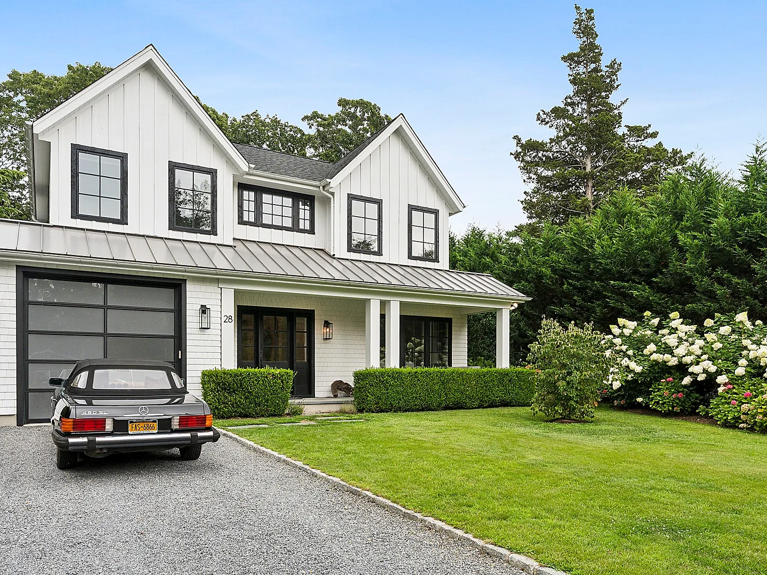 Chic Artist's Home in Sag Harbor — Photo 2