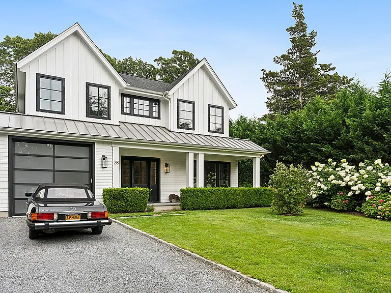 28 Parkway Dr — Photo 2