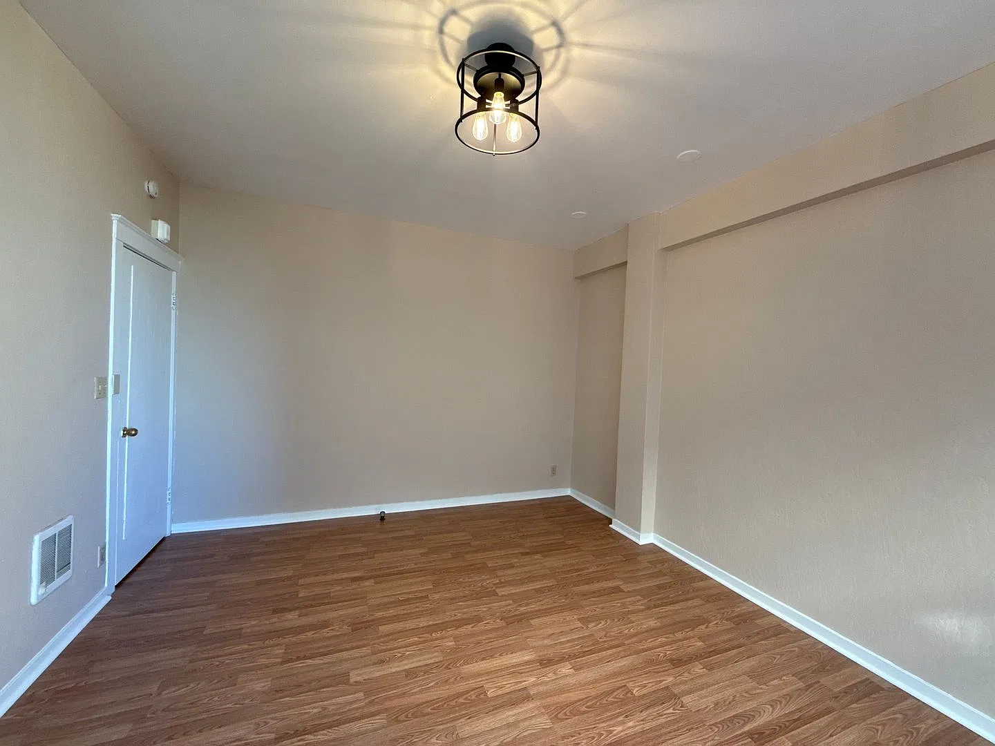 Spacious, Street-Facing Private Room in Nob Hill Apartment — Photo 2