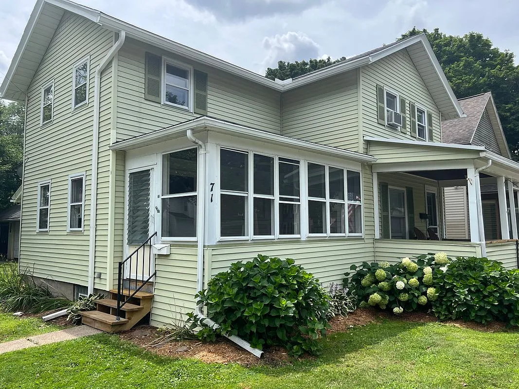 2 bed, 1.5 bath, 1050 sqft, $1,900 — Photo 1