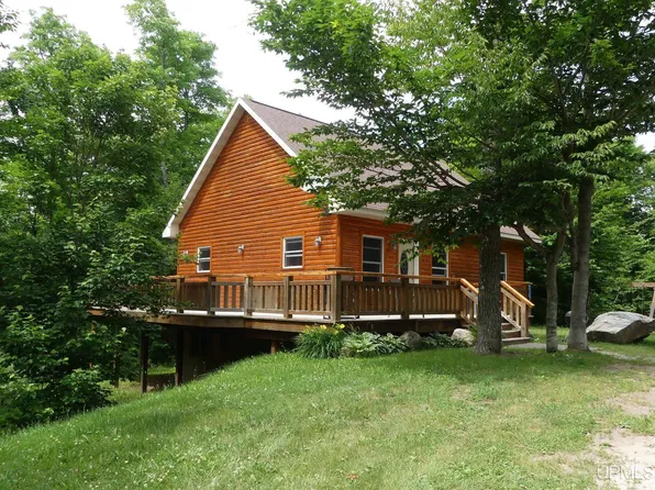 21750 E Harju Rd, Grand Marais, MI 49839