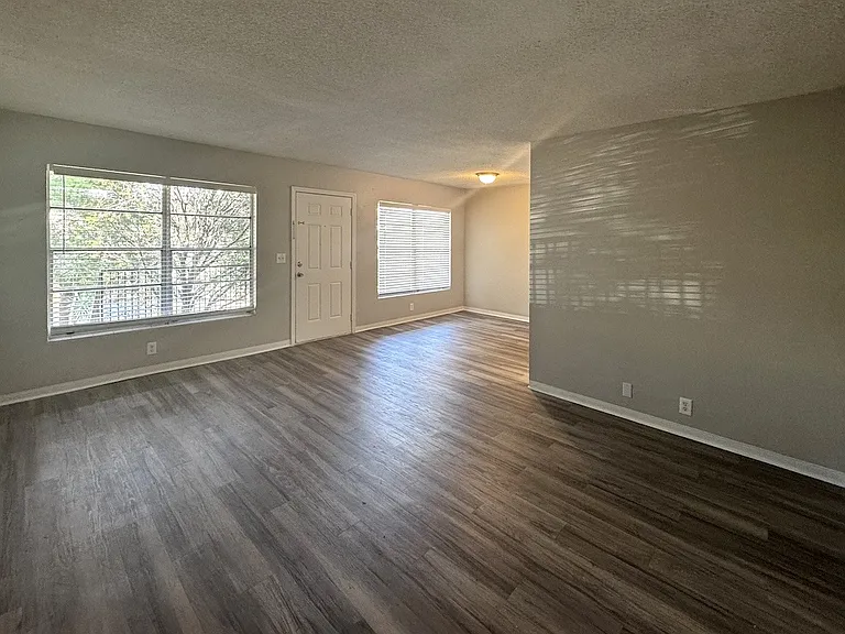 Park Apartments — Photo 7