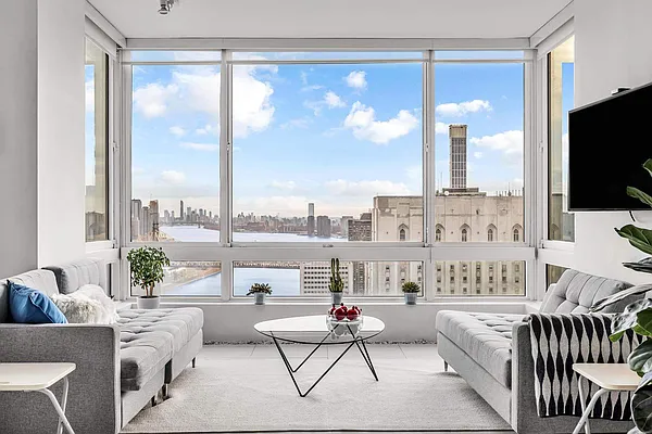 Sold by Sotheby's International Realty | media 34