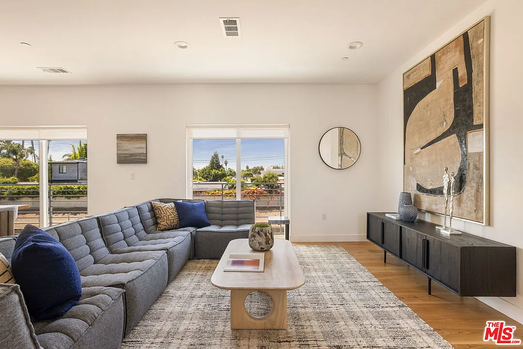 4 bed, 3.5 bath, 2145 sqft, $8,250 — Photo 3