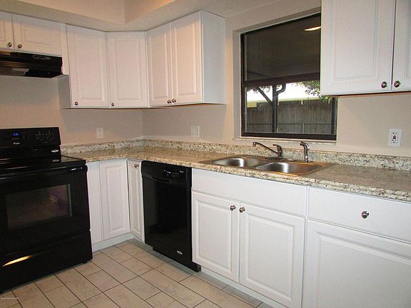 4th image of 334 Cinnamon Lake Cir