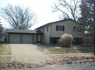 585 Devonshire Ln, Crystal Lake, IL 60014