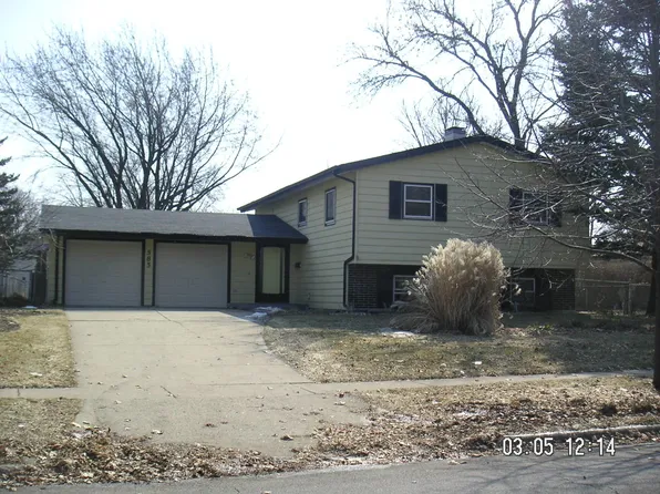 585 Devonshire Ln, Crystal Lake, IL 60014