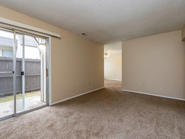 Emerald Hills Apartments — Photo 21