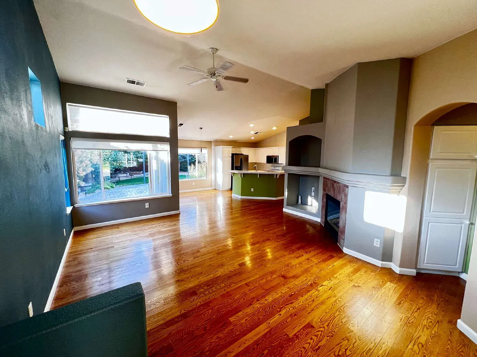2 bed, 2.0 bath, 1261 sqft, $2,550 — Photo 3