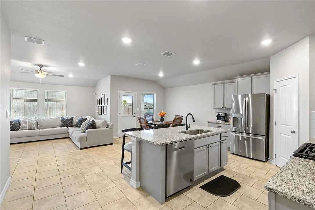 4 bed, 2.0 bath, 1761 sqft, $2,400 — Photo 4