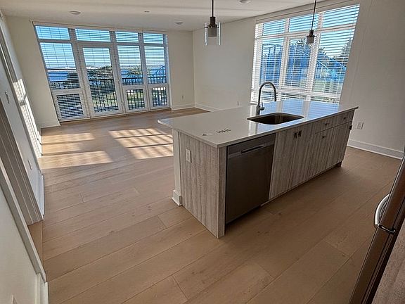 5th image of 917 Bennington St #309