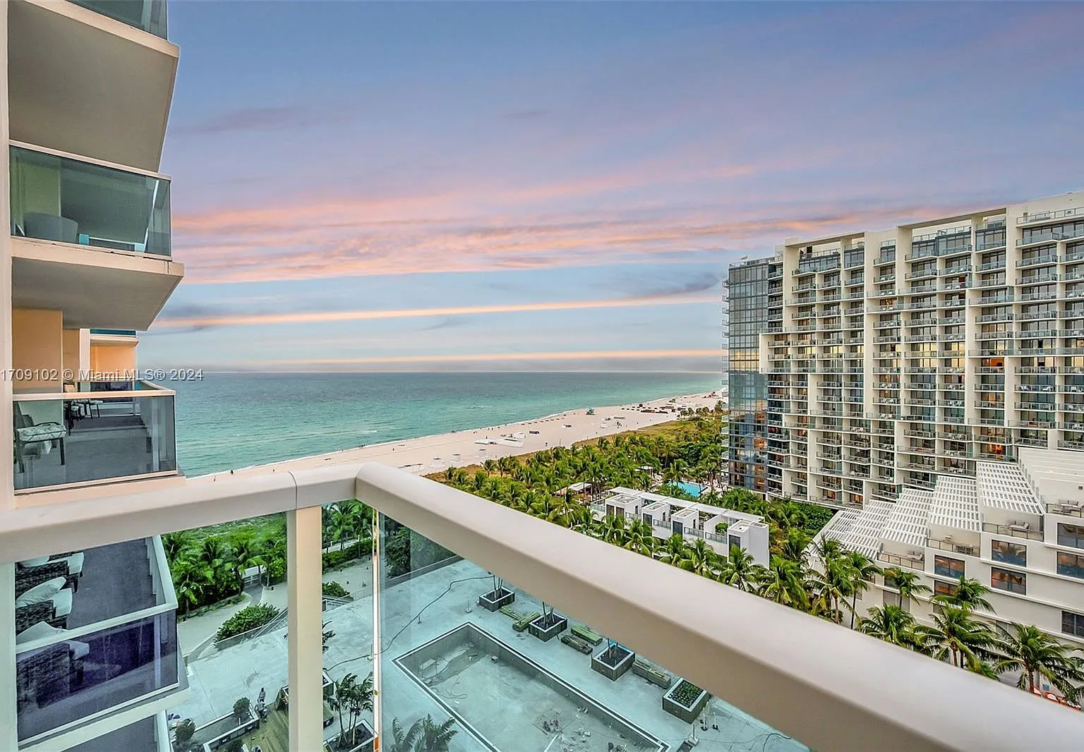 Roney Palace Condo — Photo 1