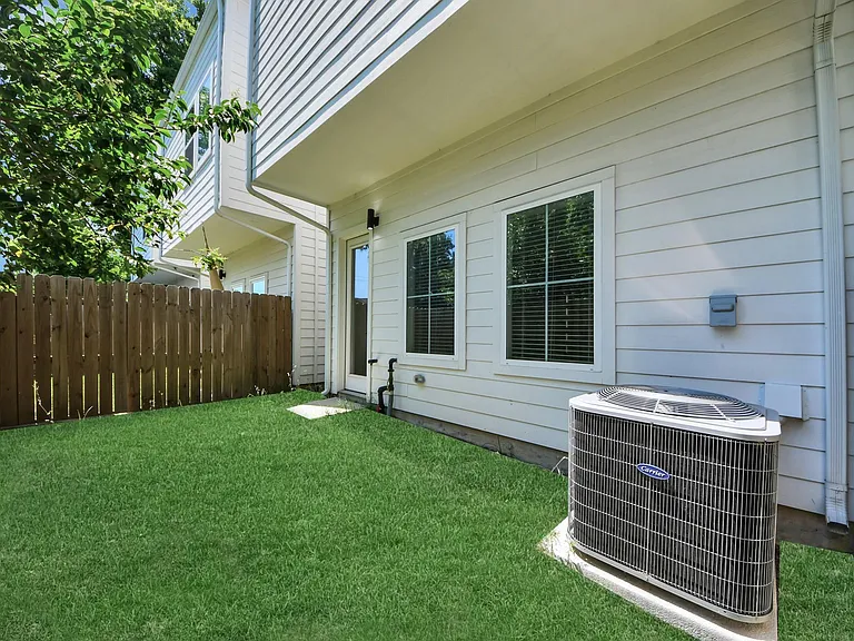 318 Neyland St — Photo 42