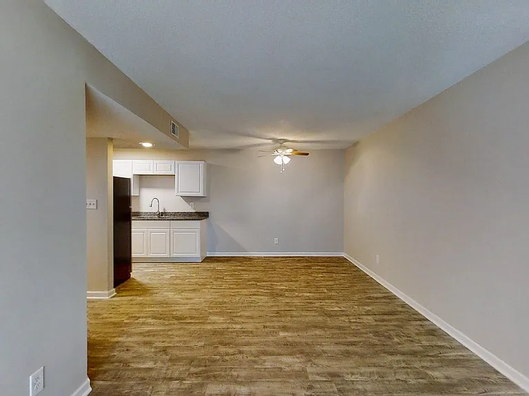Newly Renovated 3 Bedrooms! — Photo 25
