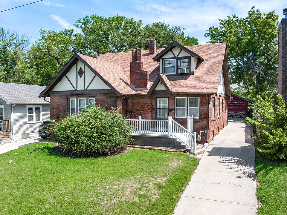 Front of duplex. 522 is on the right.