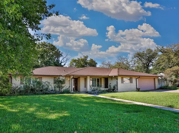 1912 Cypress Ct, Gainesville, TX 76240