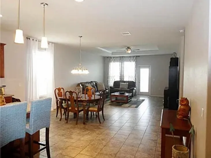 4 bed, 1948 sqft, $2,200 — Photo 4