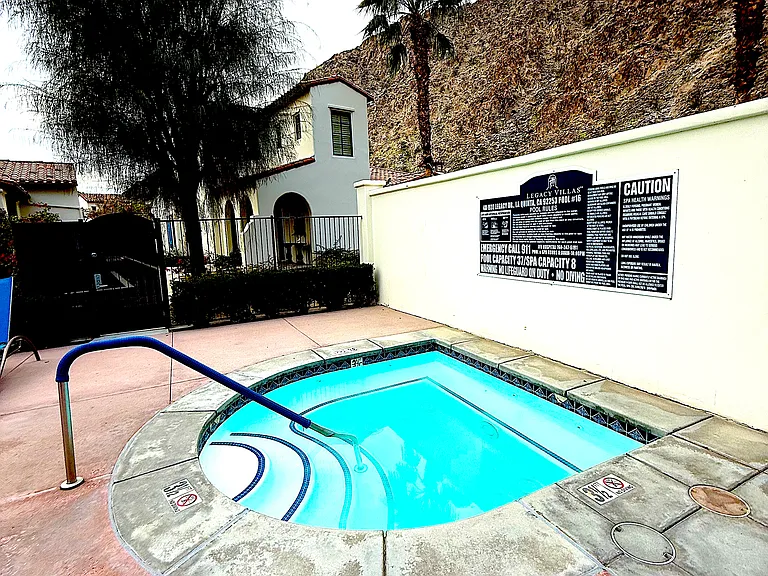 Jacuzzi - One minute walk from townhouse.