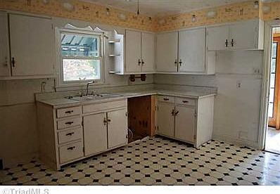 5th image of 220 Cedar St