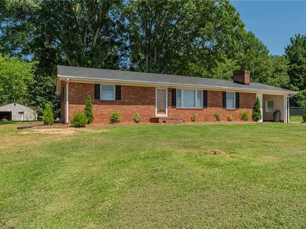 3035 Plantation Rd, Winston Salem, NC 27105