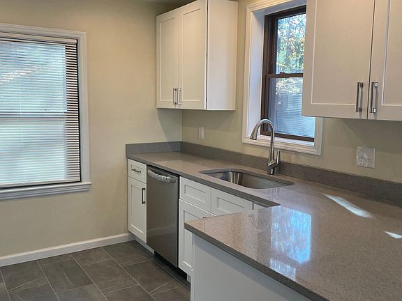 4th image of 3406 Meadowbrook Blvd