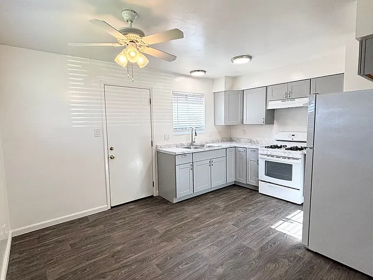 320 & 324 E Pine Ave — Photo 4