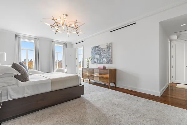 Sold by Sloane Square | media 9