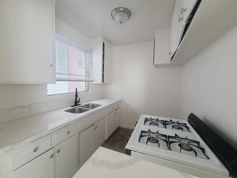 500 S Oxford Ave — Photo 3