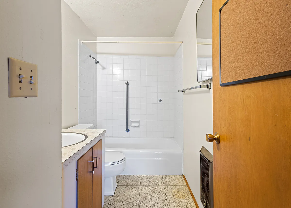Building Photo - 595 S Fisher Ave #1-8