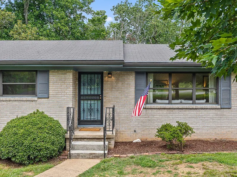 517 Randall St — Photo 3