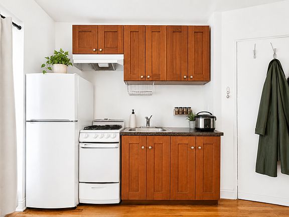 4th image of 241 Mulberry St APT 23