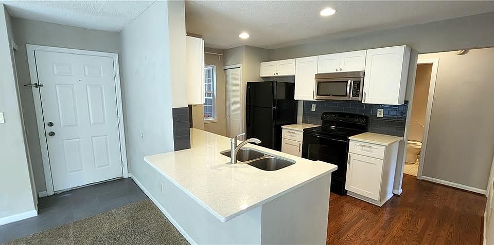 1st image of 220 Saint Andrews Ct