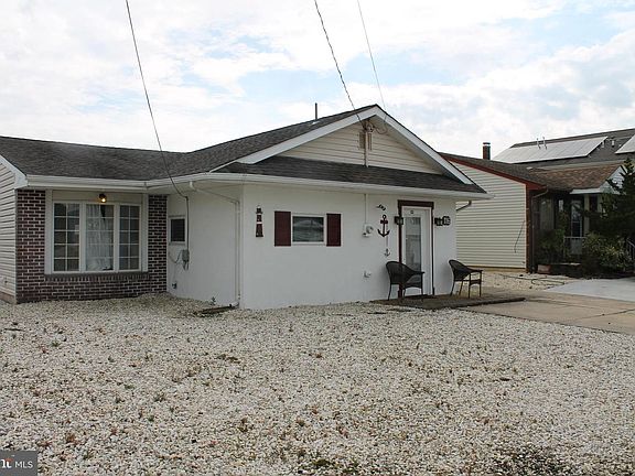 2nd image of 116 E Dory Dr