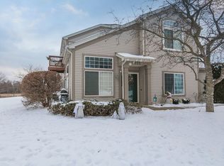 935 Parkhill Cir, Aurora, IL 60502