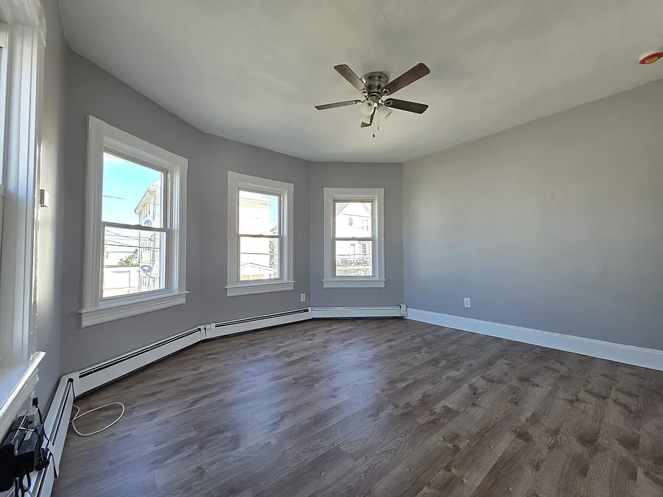  55 John St 2ndflr 3b/1b Updated Newfloors Newpaint Spacious! Nopets