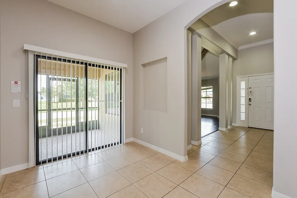 3 bed, 2.0 bath, 2516 sqft, $2,310 — Photo 3